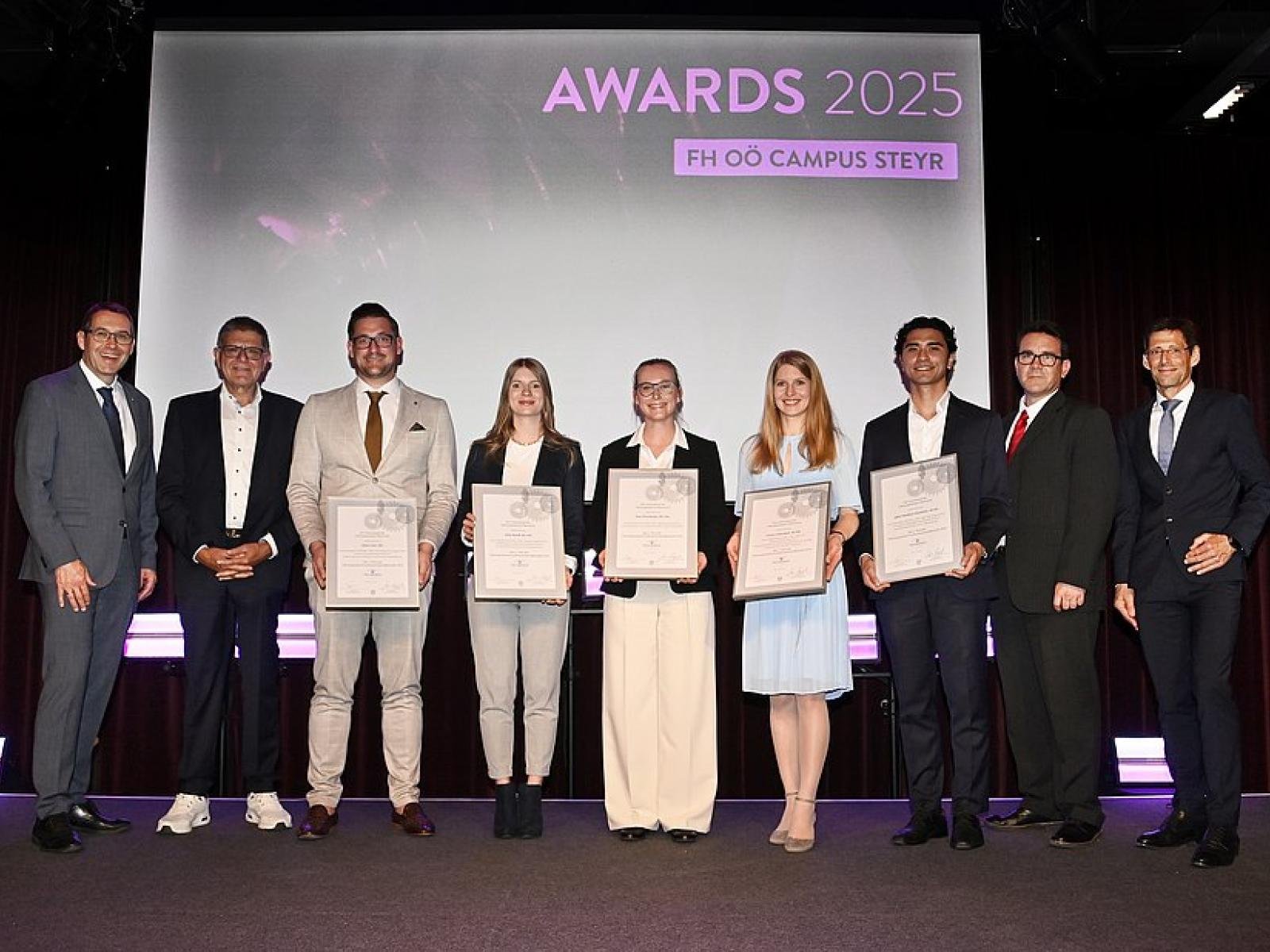 v.l.n.r. Ing. M. Vogl (Bürgermeister Steyr),KR DDr. K.-H. Rauscher, Preisträger und Preisträgerinnen: S. Vater, A. Reindl, A. Pissenberger, V. Gasperlmair, J.T. Haussteiner, Mag. Thomas Kratochvil (FV Fahrzeugindustrie), Dekan FH-Prof. Dr. H. Losbichler