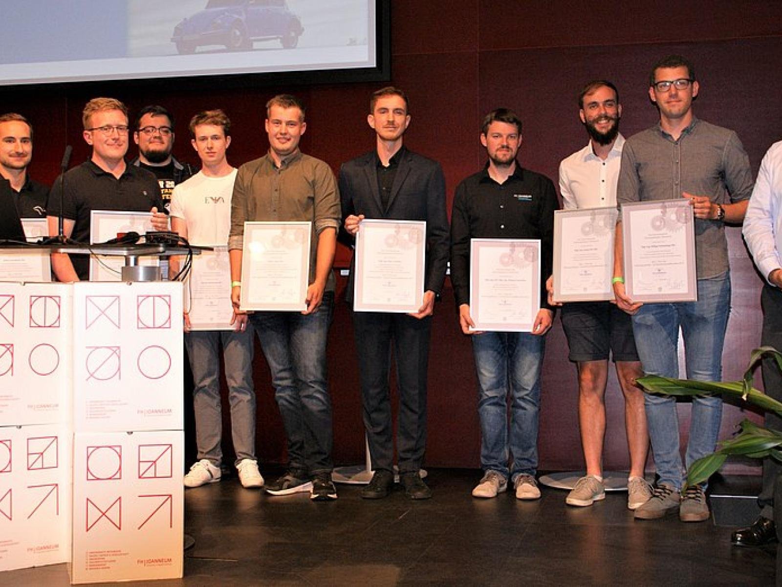 (v.l.n.r.): Prof. K. Steiner, J. Sachslehner, M. Eggbauer, P. Fritz, F. Diernberger, O. Hofer, E. Groß, T. Gerstorfer, G. Prinz, P. Hofmaninger, Mag. A. Gaggl, MSc (entschuldigt: T. Amhofer, P. Oswald, M. Maurer, A. Mostögel) (nicht am Bild: L. Prommegger)