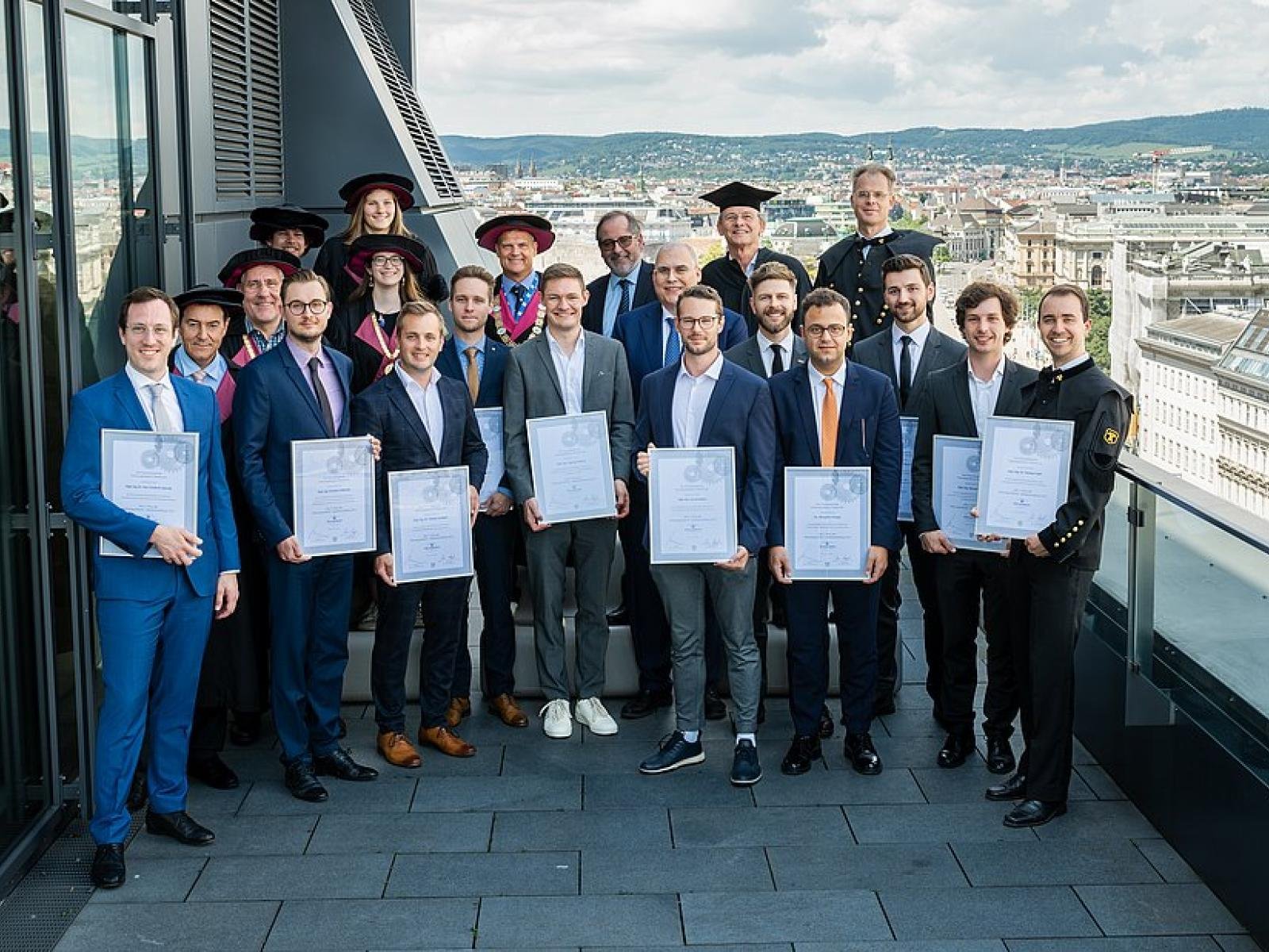 Preisverleihung mit Preisträgern Jahrgang 2023: (v.l.n.r.) DI Dr. Quissek, Prof. Geringer, Dekan Bauer, Hr. Fischer, Fr. Fasching, DI Frühwirth, DI Dr. Aschauer, DI Dr. Gotthart, Rektor Schneider, DI Schubert, Mag. Gaggl, DI Kolrus, Prof. Grebe, Prof. Eichlseder, DI Dr. Hofstetter, Dr. Ferrara, DI Peter Oberreiter, Prof. Grün, DI Eberhart, DI Dr. Göbl (entschuldigt: DI Schmid)