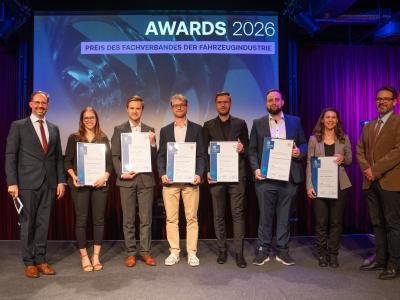 v.l.n.r. Dekan FH-Prof. Priv.-Doz. Mag. Dr. A. Auinger Preisträger und Preisträgerinnen: K.I. Tröls, M. Peer, F. Laresser, T. Jamak, J.R. Hintermaier, I. Gaiszbauer Mag. Thomas Kratochvil (FV Fahrzeugindustrie)