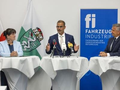 v.l.n.r.: Landeshauptmann-Stv. Manuela Khom, Fachverbandsobmann Roland Prettner und Wirtschaftsminister Wolfgang Hattmannsdorfer