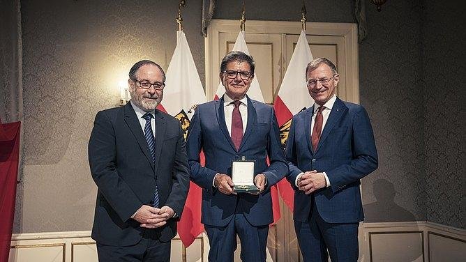 (v.l.n.r.): Mag. GAGGL, MSc; KR DDr. RAUSCHER; LH Mag. STELZER | Quelle: Land Oberösterreich