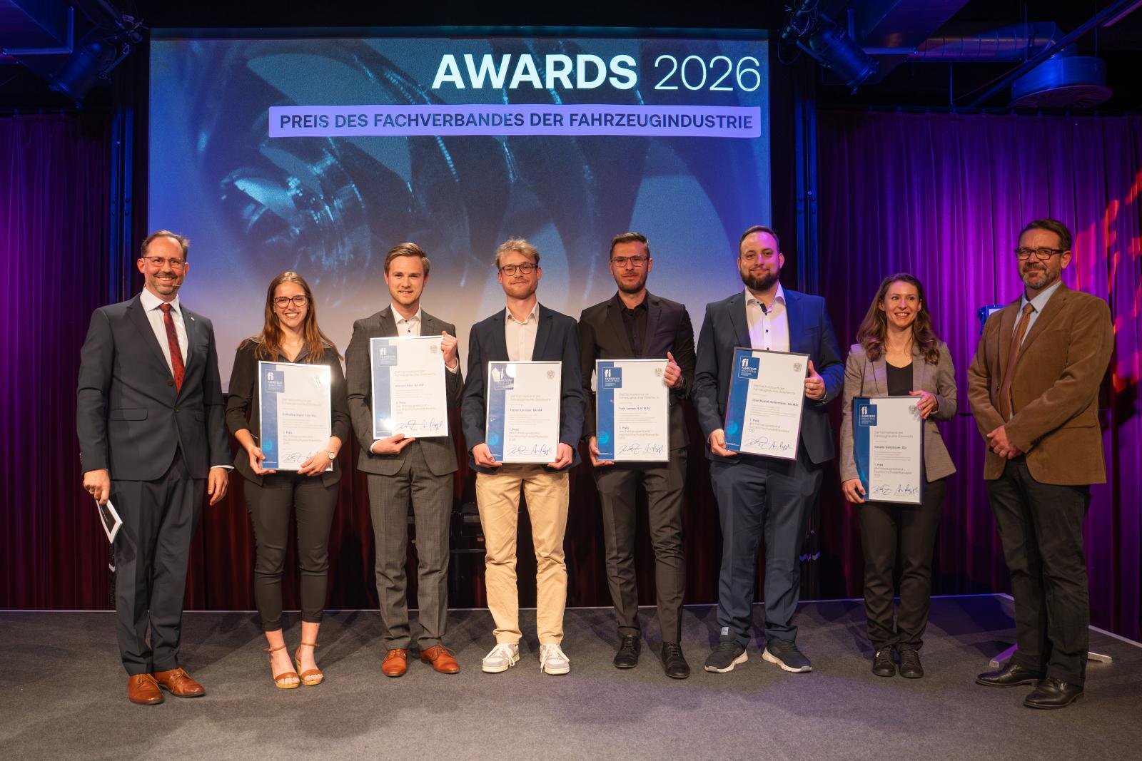 v.l.n.r. Dekan FH-Prof. Priv.-Doz. Mag. Dr. A. Auinger Preisträger und Preisträgerinnen: K.I. Tröls, M. Peer, F. Laresser, T. Jamak, J.R. Hintermaier, I. Gaiszbauer Mag. Thomas Kratochvil (FV Fahrzeugindustrie)